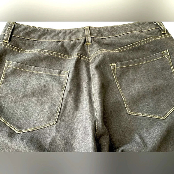 Larry Lavine 12 DARK blue stretch capris. Classic 5 pockets & 4 button accents. - Picture 6 of 8